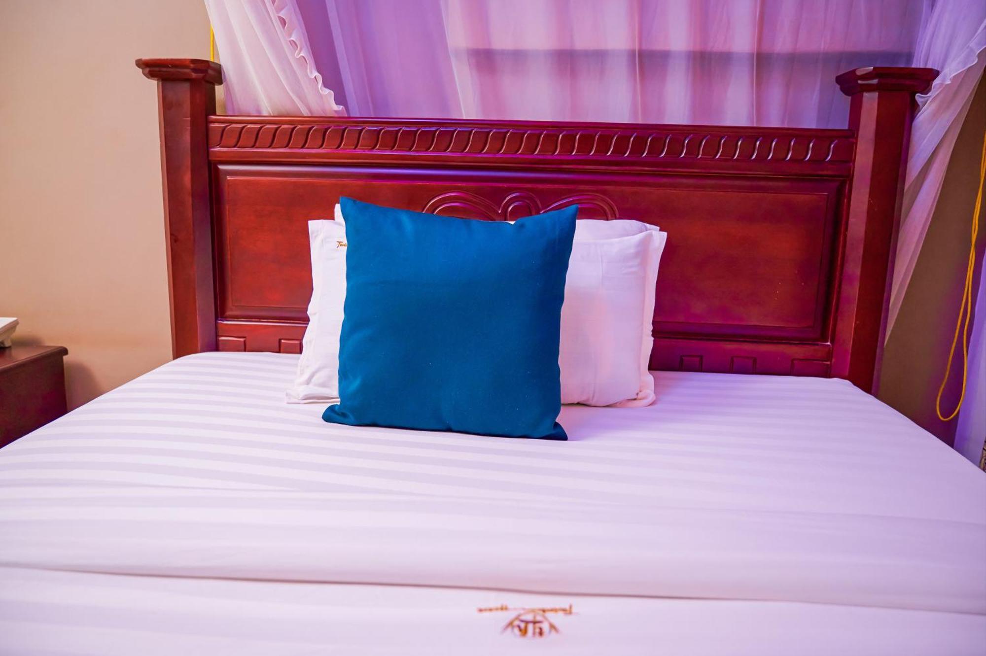 Twin Towers Hotel Καμπάλα Εξωτερικό φωτογραφία