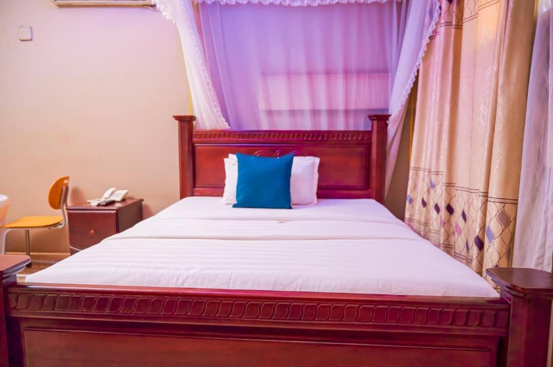 Twin Towers Hotel Καμπάλα Εξωτερικό φωτογραφία